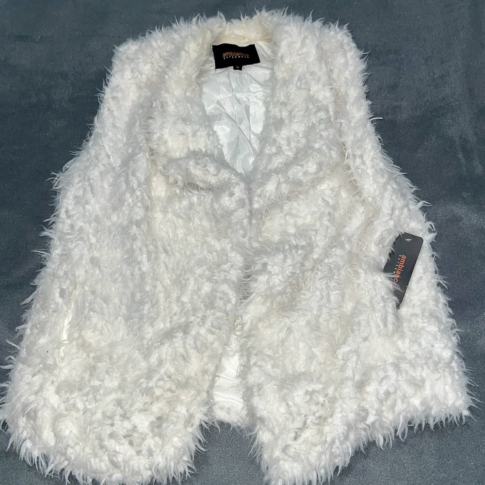 Woman's AMBIANCE OUTERWEAR Soft Fuzzy Sherpa Faux Fur White Vest Medium